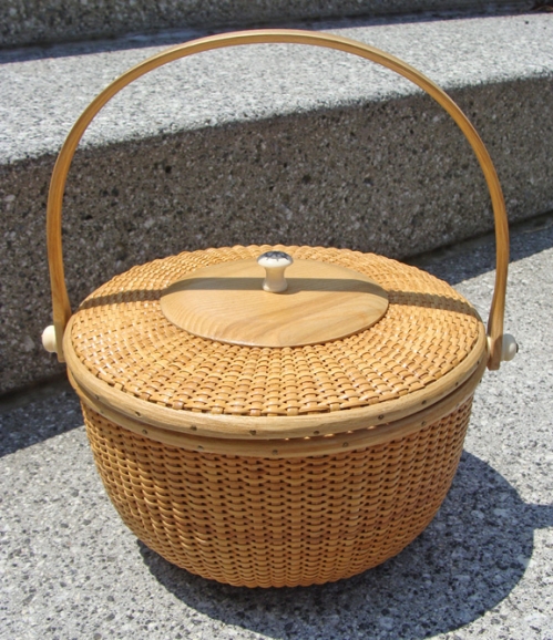 Nantucket Style Round Lidded Basket With Bone Scrimshaw (new)