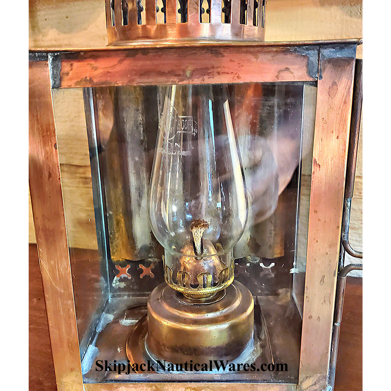 https://www.skipjackmarinegallery.com/mm5/graphics/00000001/3/nautical_brass_ships_cabin_lantern_British_made_maritime_lighting_CU.jpg